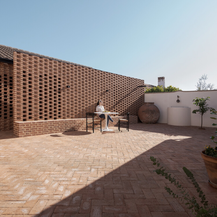 Marcela House / Erbalunga estudio - Фотография Экстерьера, Кирпич, Двор, Патио