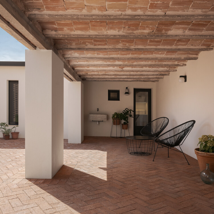Marcela House / Erbalunga estudio - Фотография интерьера, Окна, Балка, Стул, Колонна