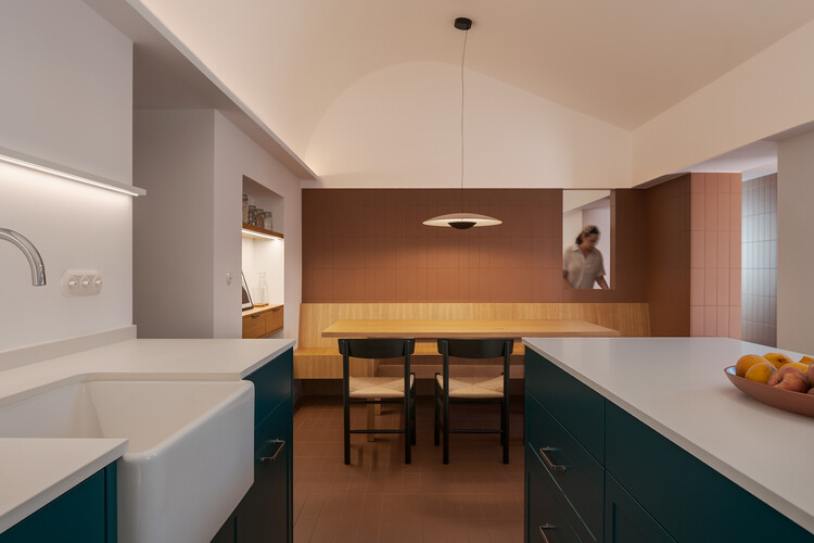 Marcela House / Erbalunga estudio - Фотография интерьера, кухня, стол, стул