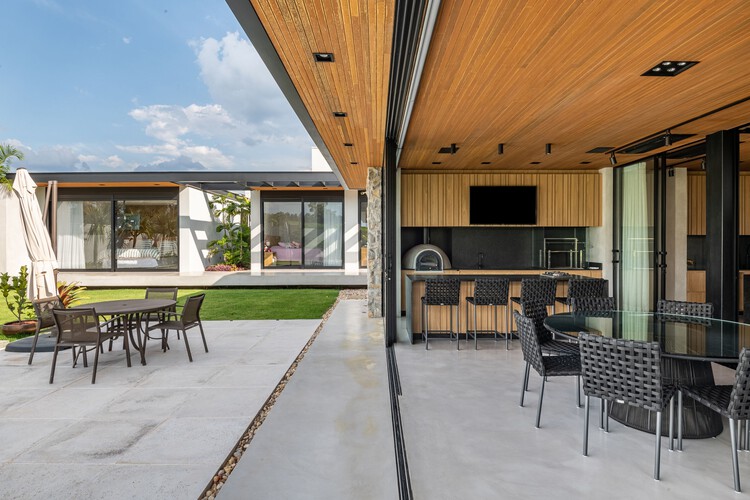 Petrus House / Sala Squadra Arquitetura & Interiores - Фотография интерьера, кухня, стол, стул, окна, балка, патио