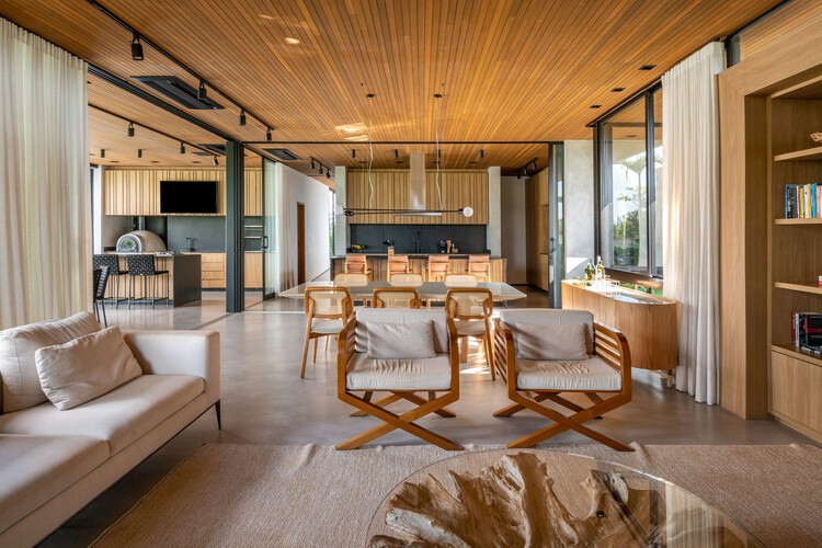 Petrus House / Sala Squadra Arquitetura & Interiores - Фотография интерьера, гостиная, стол, балка