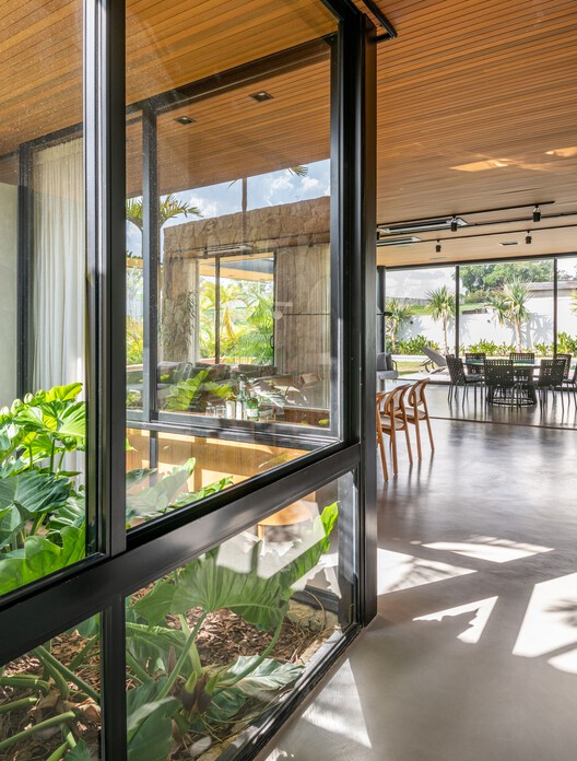 Petrus House / Sala Squadra Arquitetura & Interiores - Фотография интерьера, окна, стул, балка
