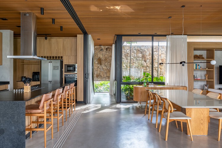 Petrus House / Sala Squadra Arquitetura & Interiores - Фотография интерьера, кухня, стол, стул, столешница, балка, окна