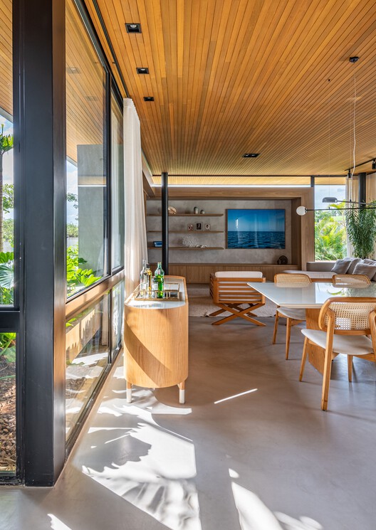 Petrus House / Sala Squadra Arquitetura & Interiores - Фотография интерьера, стол, окна, стул, балка