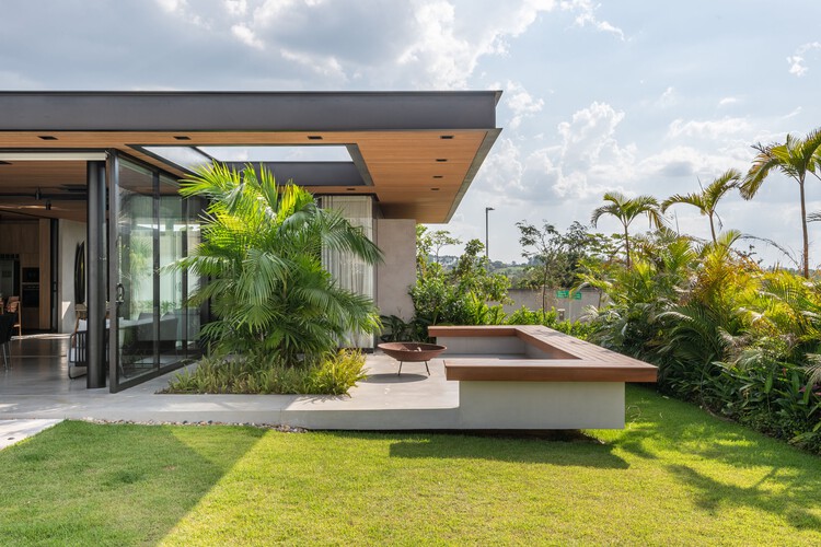 Petrus House / Sala Squadra Arquitetura & Interiores - Экстерьерная фотография, фасад, сад, патио, двор