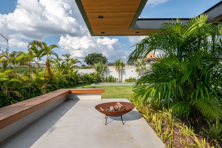 Дом Петруса / Sala Squadra Arquitetura & Interiores - Фотография экстерьера, стол, сад, патио