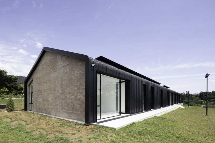 Приют и общественная столовая / Side FX Arquitectura — фотографии экстерьера