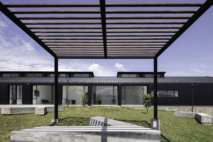 Приют и общественная столовая / Side FX Arquitectura — фотография экстерьера, окна, фасад