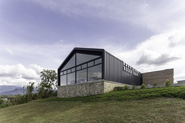 Приют и общественная столовая / Side FX Arquitectura — фотография экстерьера, окна