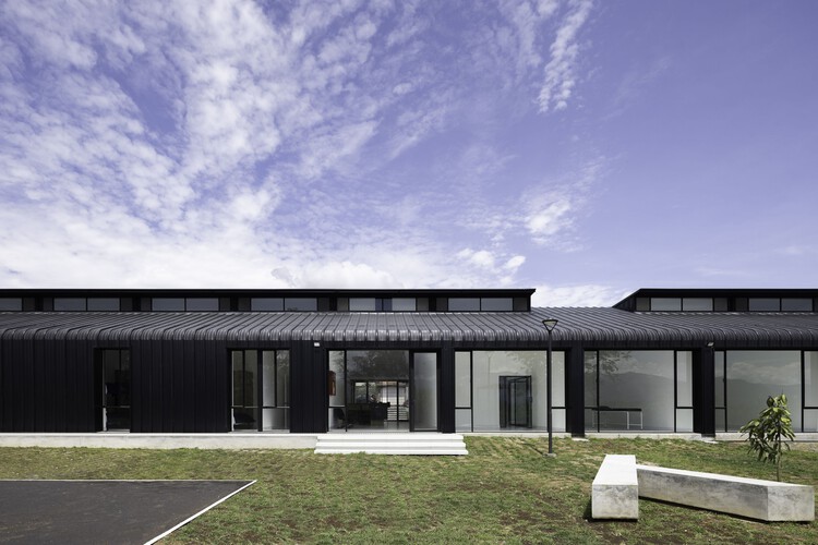 Приют и общественная столовая / Side FX Arquitectura — фотография экстерьера, фасад, окна