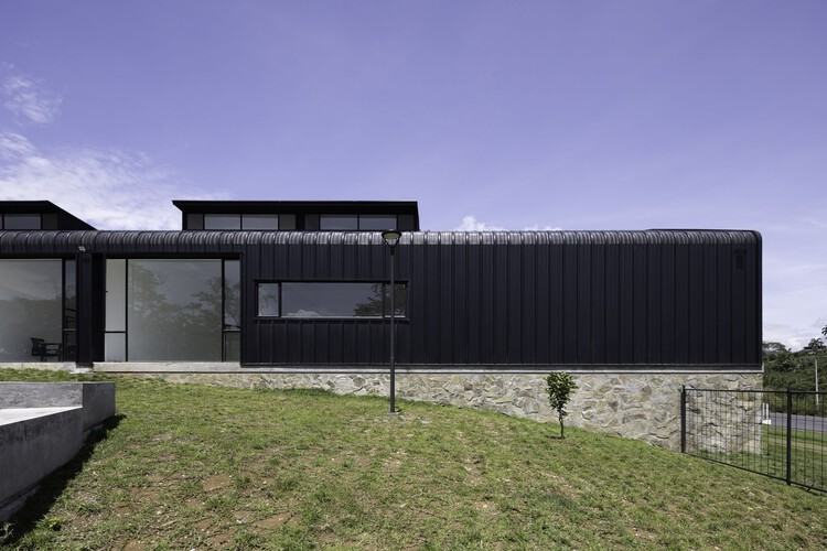 Приют и общественная столовая / Side FX Arquitectura — фотография экстерьера, фасад