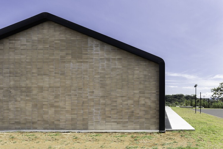Приют и общественная столовая / Side FX Arquitectura — фотография экстерьера, фасад