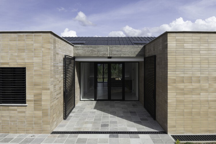 Приют и общественная столовая / Side FX Arquitectura — фотография экстерьера, окна