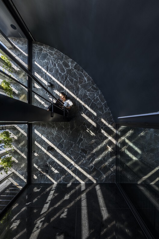 Ссудный дом Mai Thuc, 99 / Cong Sinh Architects — фотография экстерьера, лестница, перила