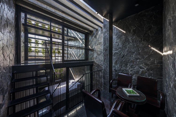 99 Ссудный дом Mai Thuc / Cong Sinh Architects — фотография интерьера, окна, перила