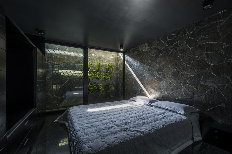 99 Ссудный дом Mai Thuc / Cong Sinh Architects — фотография интерьера, спальни, кровати