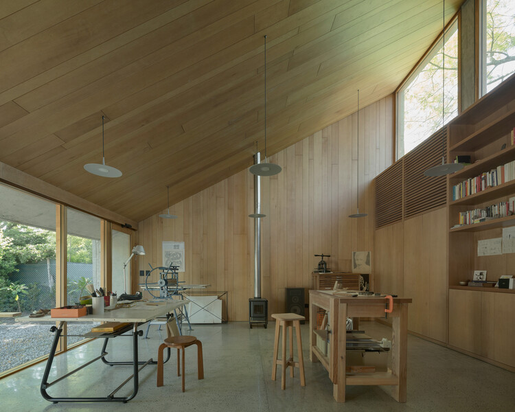 Atelier Workshop / Агустин Берзеро - Фотография интерьера, стол, балка