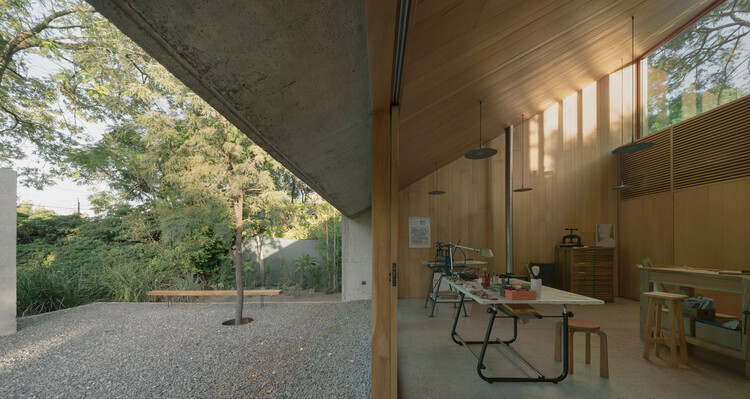 Atelier Workshop / Agustín Berzero - Фотография интерьера, стол, балка, окна