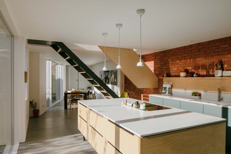 Bridleway House / Guttfield Architecture — Фотография интерьера, кухня, балка, стул