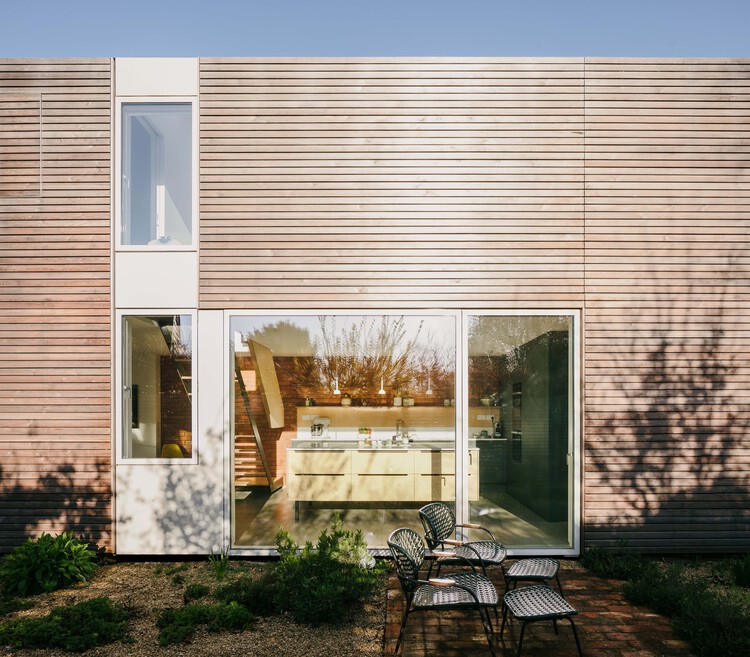 Bridleway House / Guttfield Architecture — фотография экстерьера, окна, дверь, стул, фасад