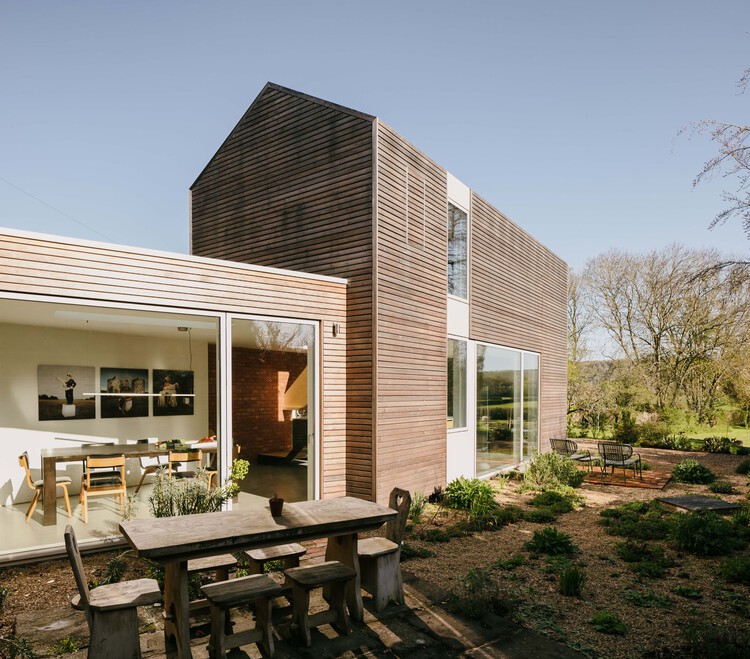 Bridleway House / Guttfield Architecture — фотография экстерьера, стол, окна, фасад