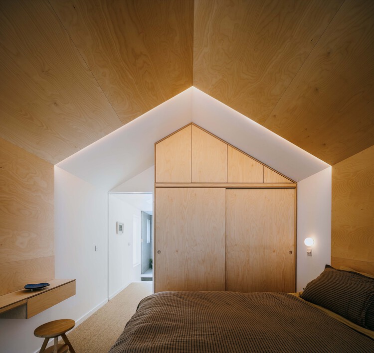 Bridleway House / Guttfield Architecture — Фотография интерьера, спальня, окна, кровать, балка