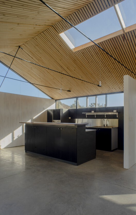 La Laguna House / Fantuzzi + Rodillo Arquitectos - Фотография интерьера, кухня, стул, окна, балка