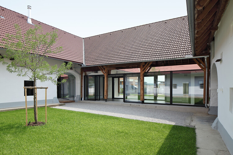 Hof B House / Moser and Hager Architekten - Фотография экстерьера, фасад, окна, двор