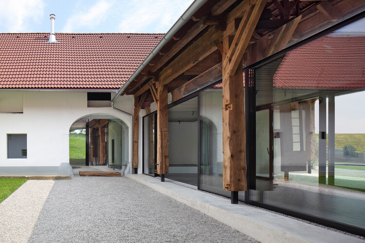 Hof B House / Moser and Hager Architekten - Фотография экстерьера, фасад, окна, балка