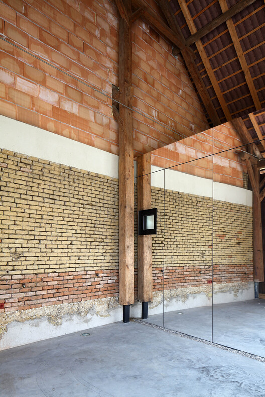 Hof B House / Moser and Hager Architekten - Фотография интерьера, кирпич, балка