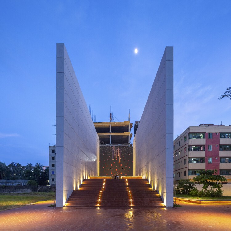 Комплекс Feni College Boddhobhumi Sritisthombho/Векторный постамент — фотография экстерьера, окна