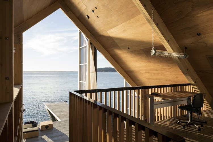 Эллинг 01 / Michael Cooper Architects — фотография интерьера, перила, балка, палуба