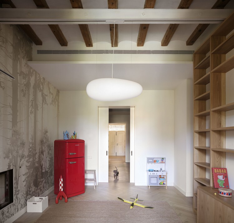 Ремонт D11 / Дизайн SOG + Espacio Studio - Фотография интерьера, шкаф, дверь, балка
