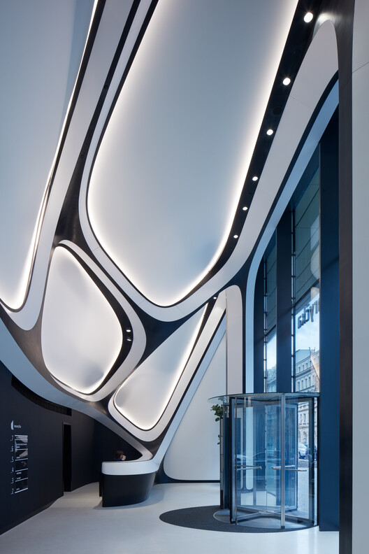 Здание Масарычка / Zaha Hadid Architects - Фотография интерьера, лестницы, окна