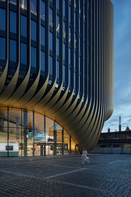 Здание Масарычка / Zaha Hadid Architects – фотография экстерьера, фасад, окна