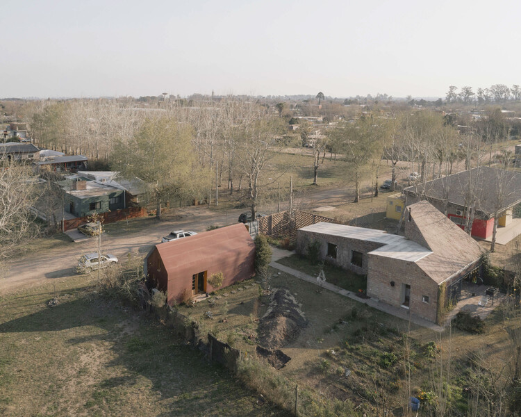 Библиотека Красного дома / Estudio Arzubialde - Фотография экстерьера, окна