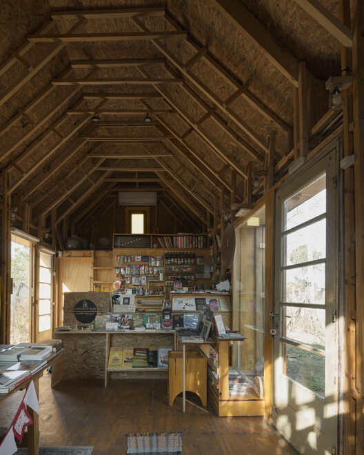 Библиотека Красного дома / Estudio Arzubialde - Фотография интерьера, стеллажи, балки, окна