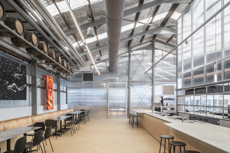 Modus Operandi Merewether Brewery / Preвалентная - Фотография интерьера, кухня, стол, стул, окна, балка