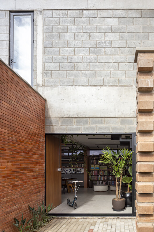 Дом Ван / FB+MP Arquitetos Associados - Фотография интерьера, окна, кирпич, фасад