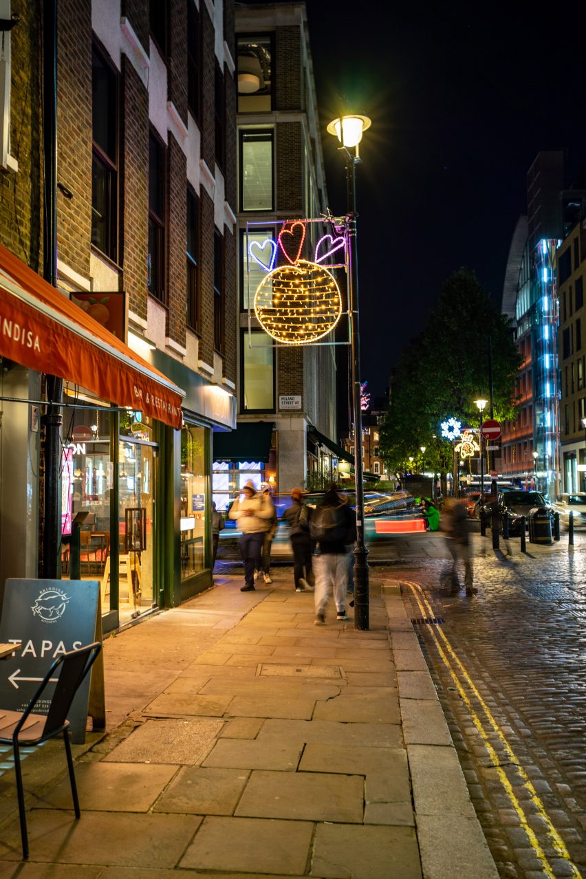 На выставке Soho Kids Xmas Lights 2023 представлены проекты учащихся начальной школы округа Сохо.