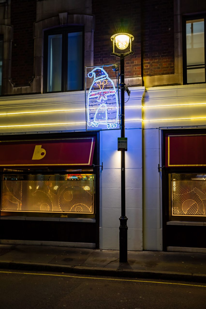 На выставке Soho Kids Xmas Lights 2023 представлены проекты учащихся начальной школы округа Сохо.