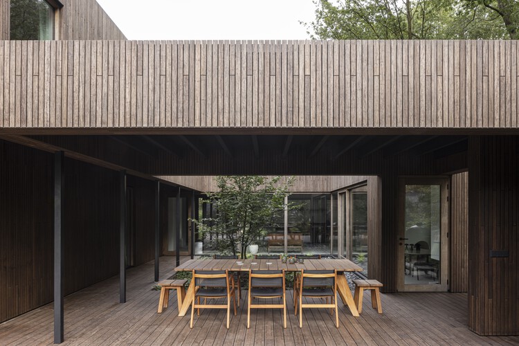 Вилла с открытым парком / i29 Architects - Фотография экстерьера, Стол, Стул, Балка, Патио, Терраса