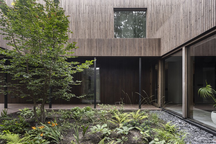 Вилла с открытым парком / i29 Architects - Фотография экстерьера, фасад, окна, сад, двор