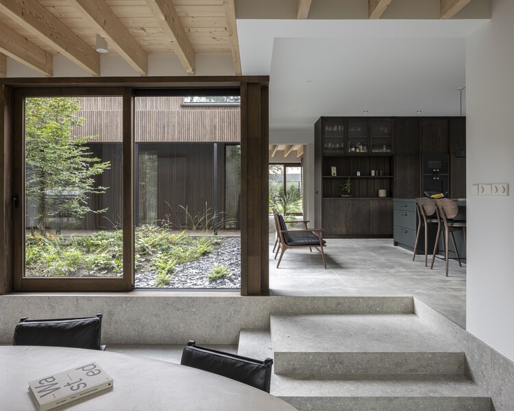Вилла с открытым парком / i29 Architects - Фотография интерьера, гостиная, окна, балка