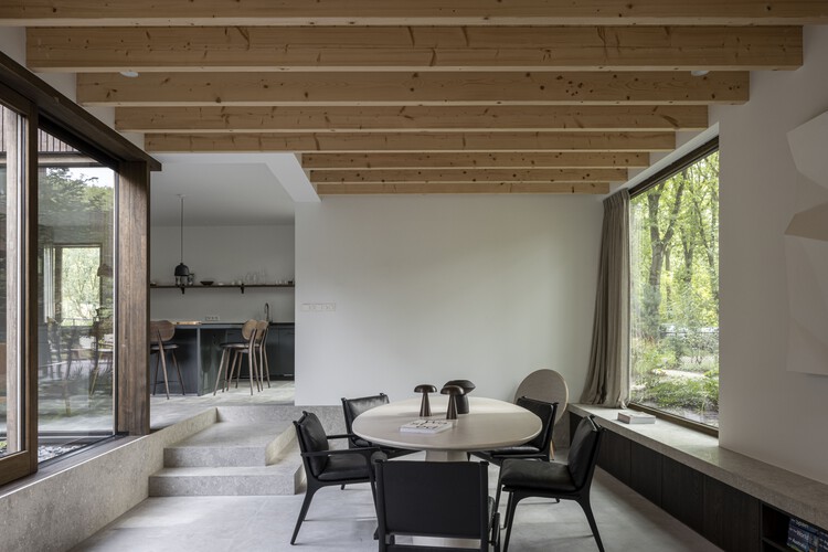 Вилла с открытым парком / i29 Architects - Фотография интерьера, Стол, Дерево, Стул, Окна, Балка