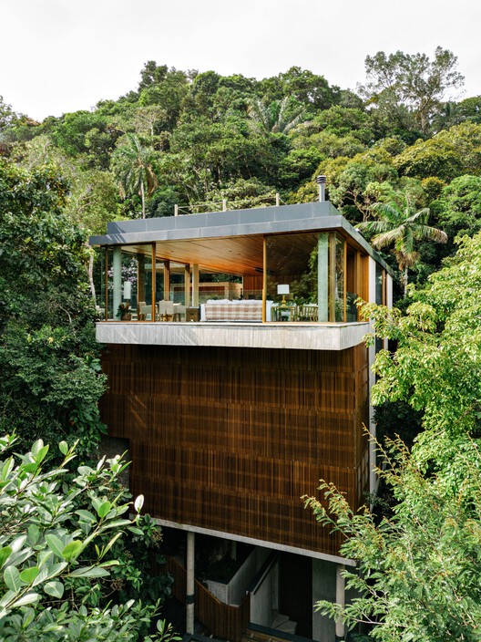 VJC Iporanga House / David Bastos + Marina Salles Arquitetura e Interiores - Фотография экстерьера, окна, лес