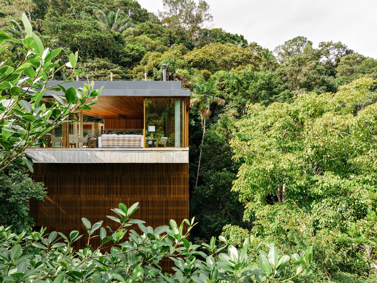 VJC Iporanga House / David Bastos + Marina Salles Arquitetura e Interiores - Фотография экстерьера, лес, окна