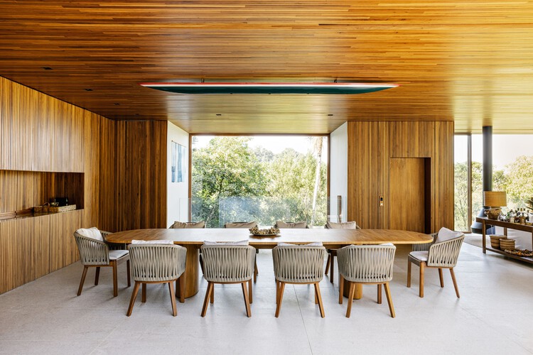 VJC Iporanga House / David Bastos + Marina Salles Arquitetura e Interiores - Фотография интерьера, Столовая, Стул, Стол, Окна