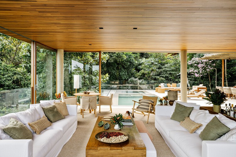 VJC Iporanga House / David Bastos + Marina Salles Arquitetura e Interiores - Фотография интерьера, гостиная, диван, стул, патио