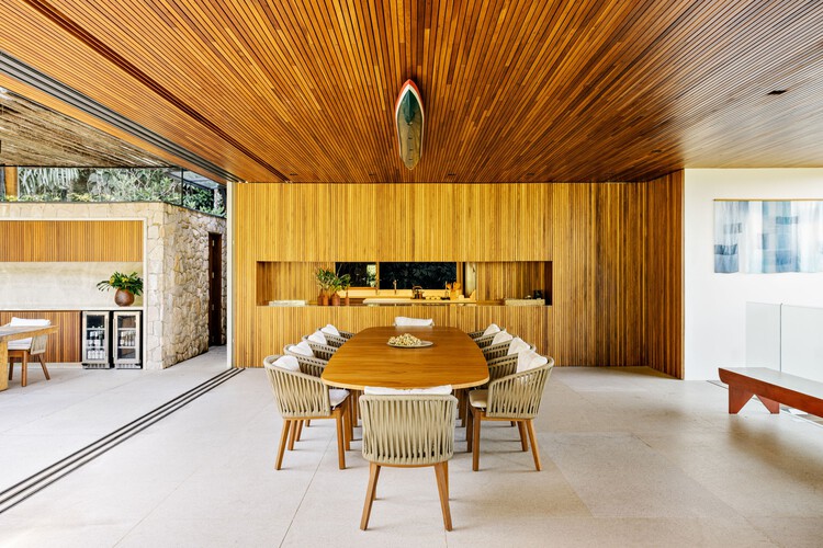 VJC Iporanga House / David Bastos + Marina Salles Arquitetura e Interiores - Фотография интерьера, Столовая, Стол, Стул
